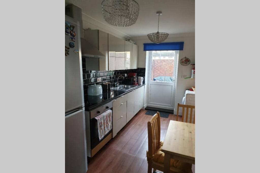 A Home Away From Home With A Big Welcome Erith ภายนอก รูปภาพ