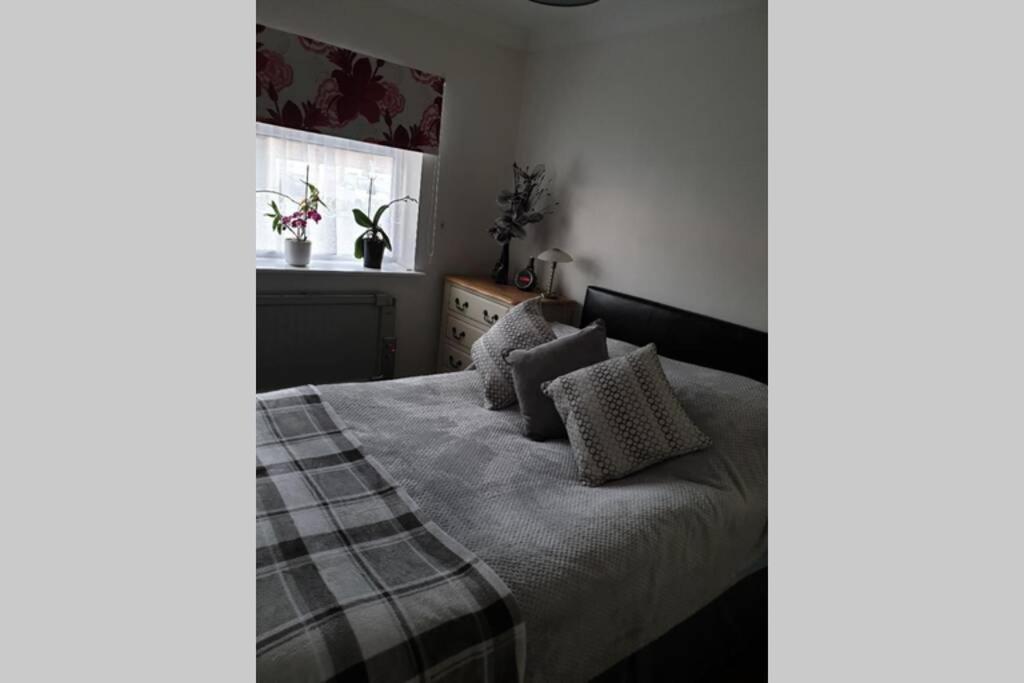 A Home Away From Home With A Big Welcome Erith ภายนอก รูปภาพ
