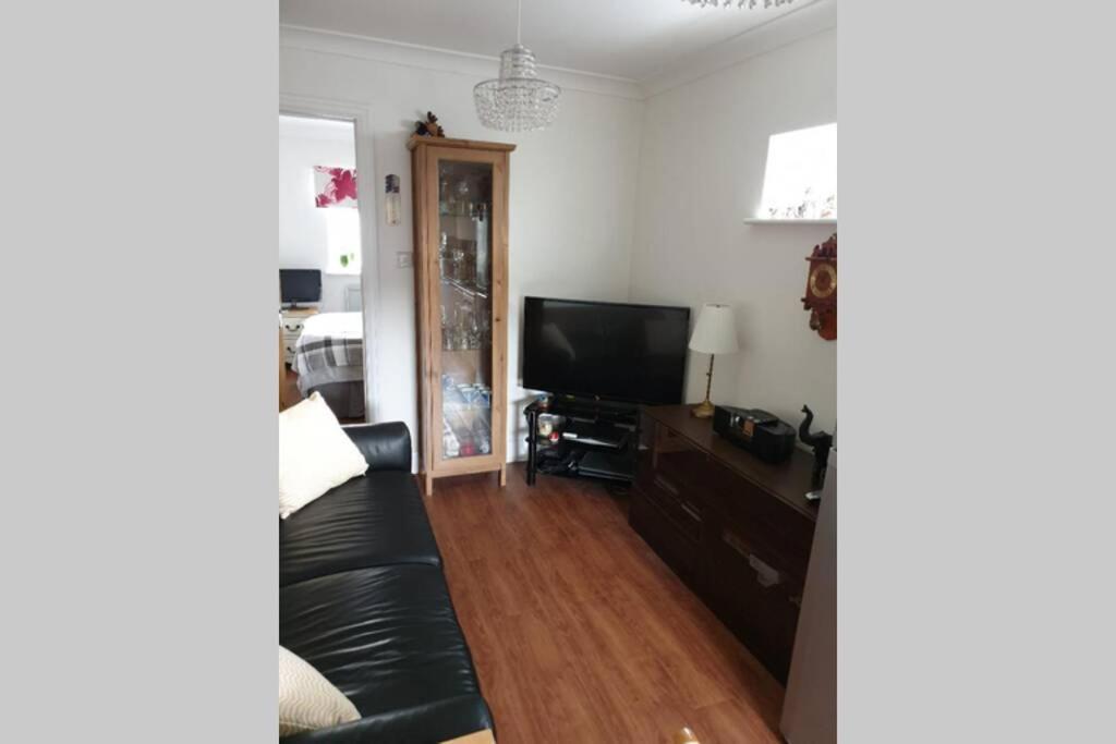 A Home Away From Home With A Big Welcome Erith ภายนอก รูปภาพ